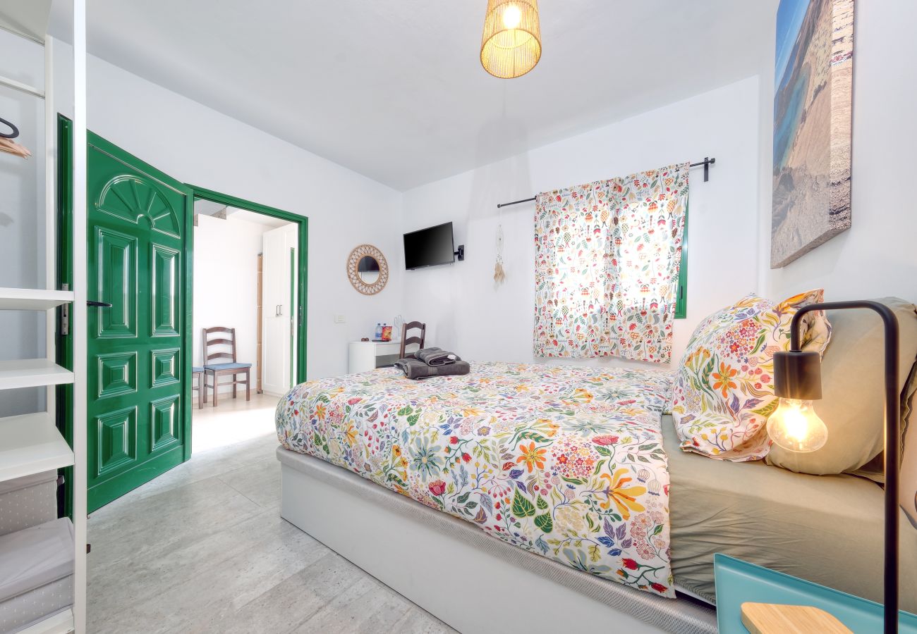 Chambres d'hôtes à Tinajo - Casa NoPasaNada: habitación La Palma con baño privado 