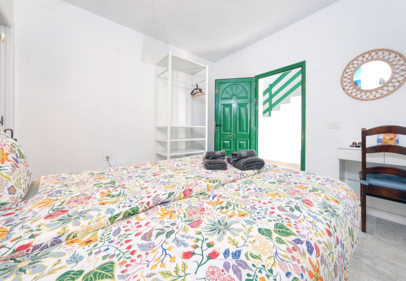Chambres d'hôtes à Tinajo - Casa NoPasaNada: habitación La Palma con baño privado 