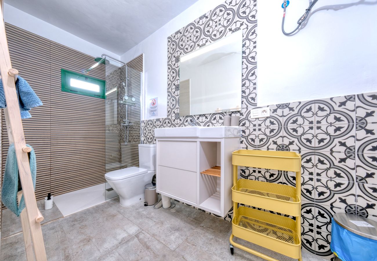 Chambres d'hôtes à Tinajo - Casa NoPasaNada: habitación La Palma con baño privado 