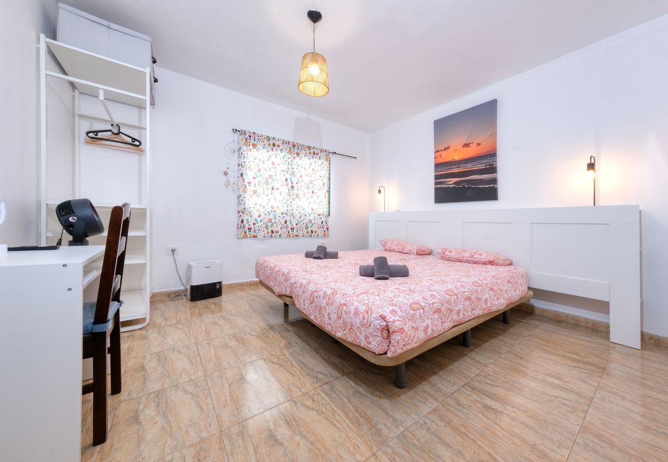 Chambres d'hôtes à Tinajo - Casa NoPasaNada: habitación La Gomera con baño privado exterior