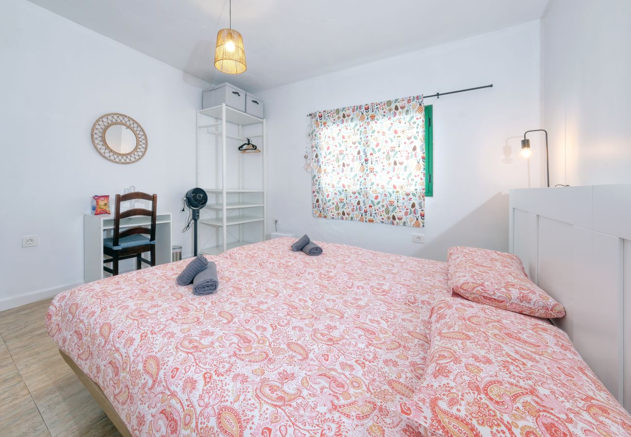 Chambres d'hôtes à Tinajo - Casa NoPasaNada: habitación La Gomera con baño privado exterior