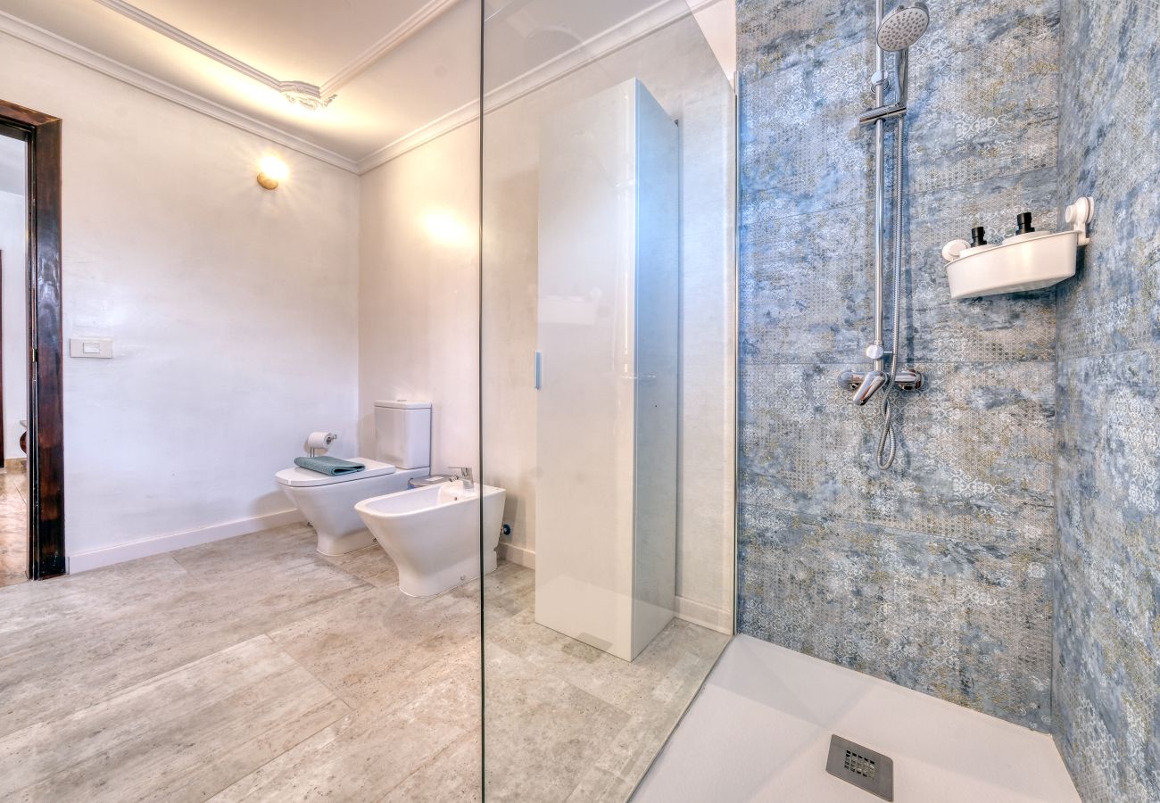 Chambres d'hôtes à Tinajo - Casa NoPasaNada: habitación La Gomera con baño privado exterior