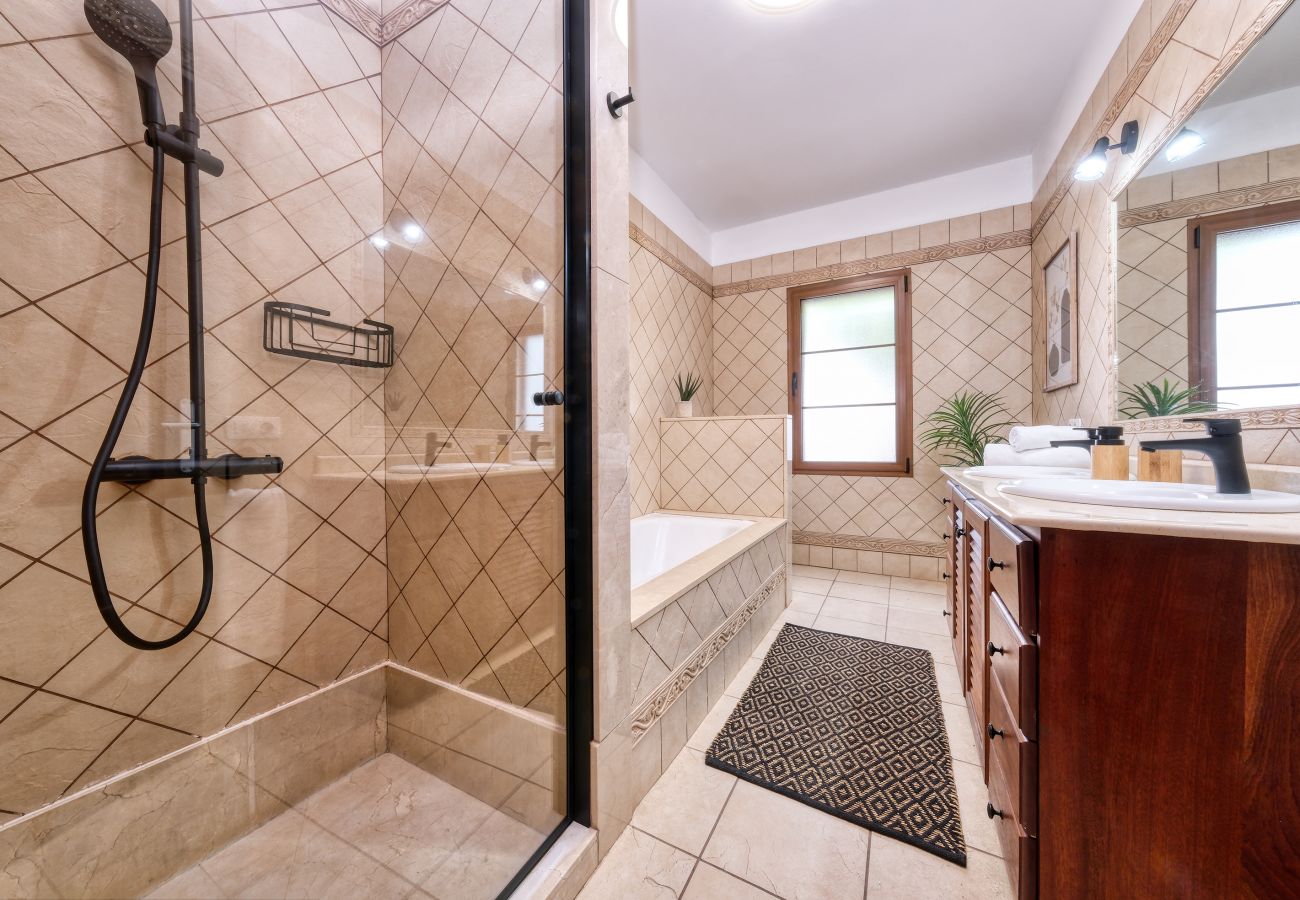 Huis in Puerto Calero - Casa Guayre - piscina privada, barbacoa, zona relax, aire acondicionado 