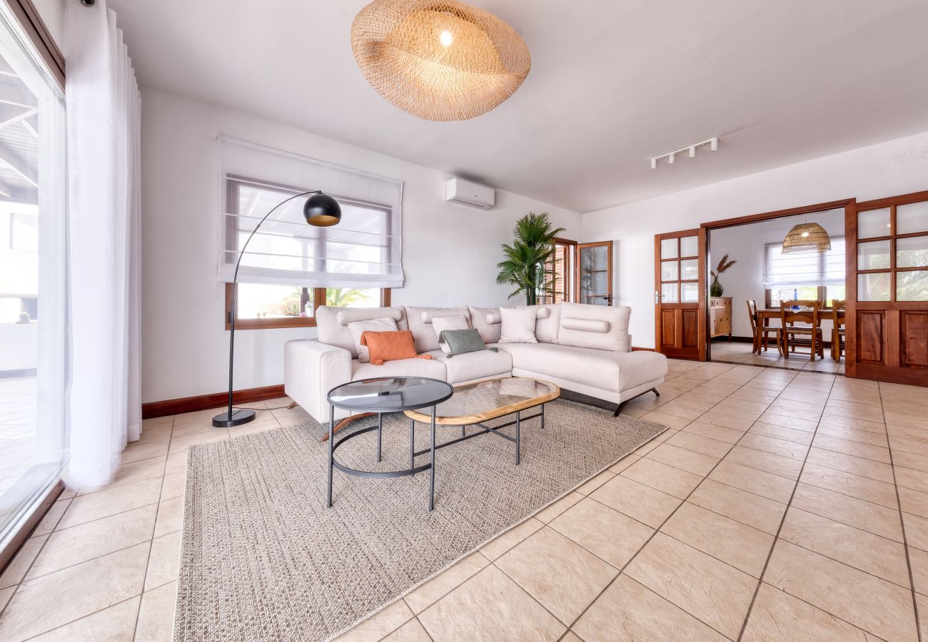 Huis in Puerto Calero - Casa Guayre - piscina privada, barbacoa, zona relax, aire acondicionado 