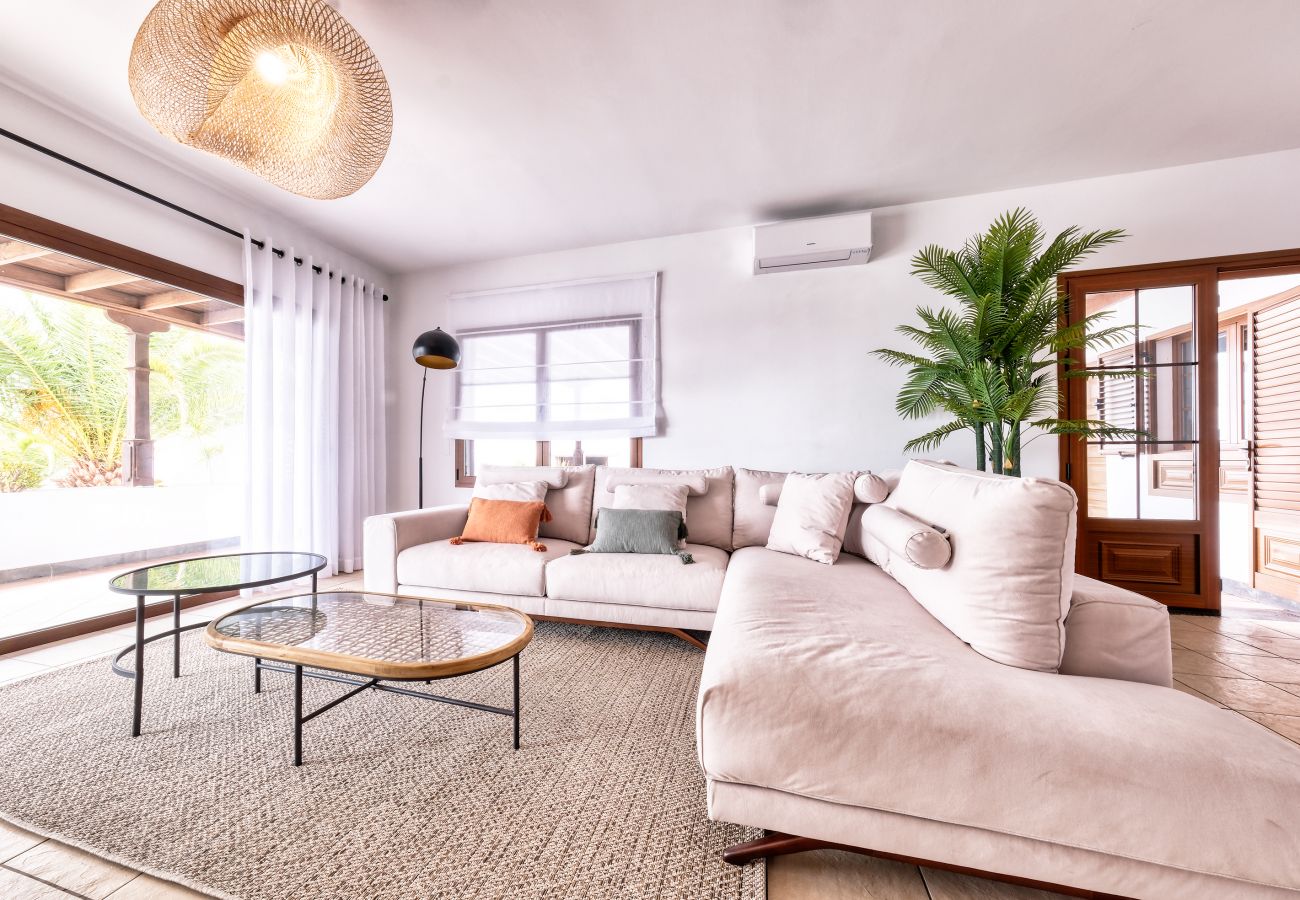 Huis in Puerto Calero - Casa Guayre - piscina privada, barbacoa, zona relax, aire acondicionado 
