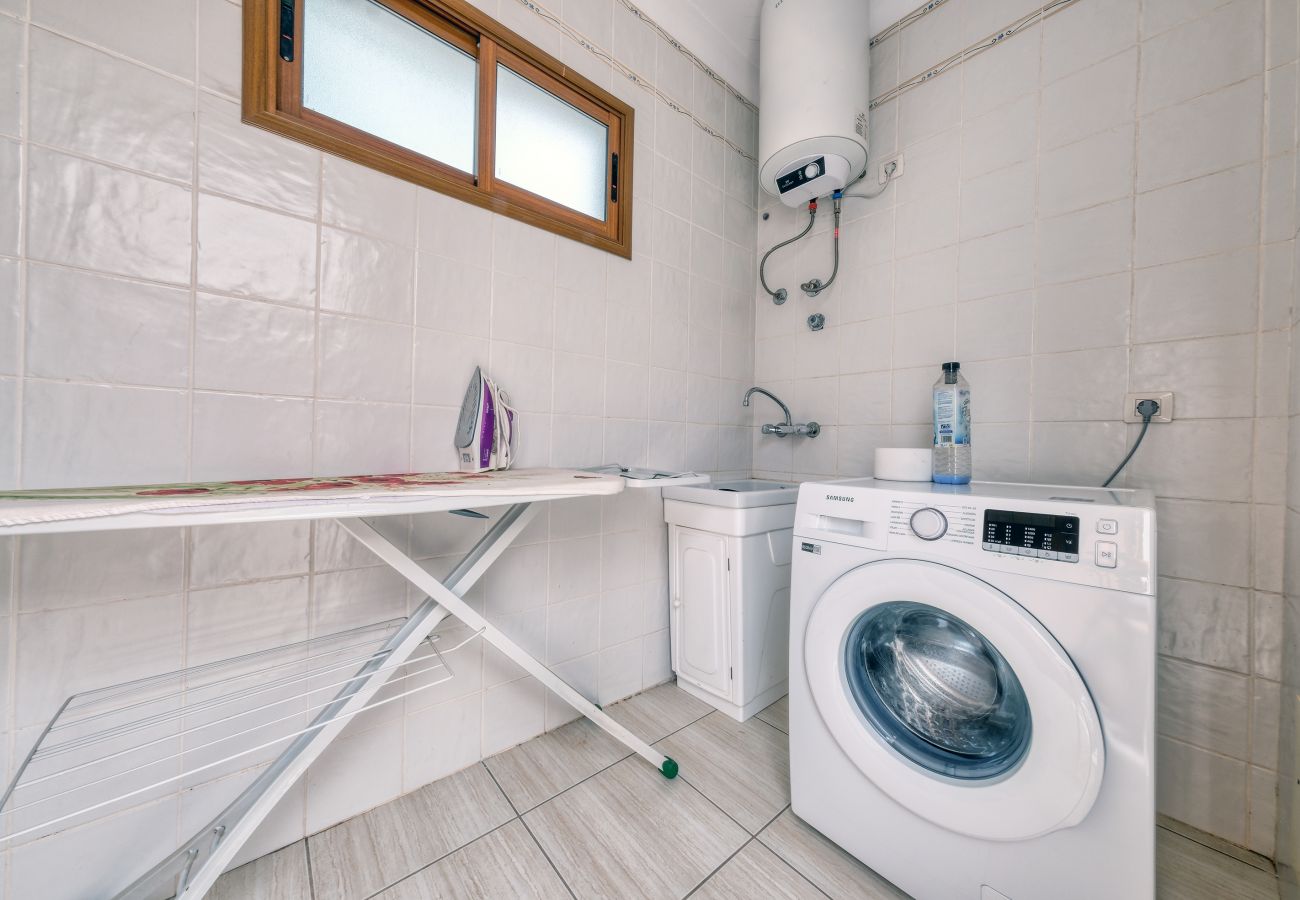 Huis in Puerto Calero - Casa Guayre - piscina privada, barbacoa, zona relax, aire acondicionado 