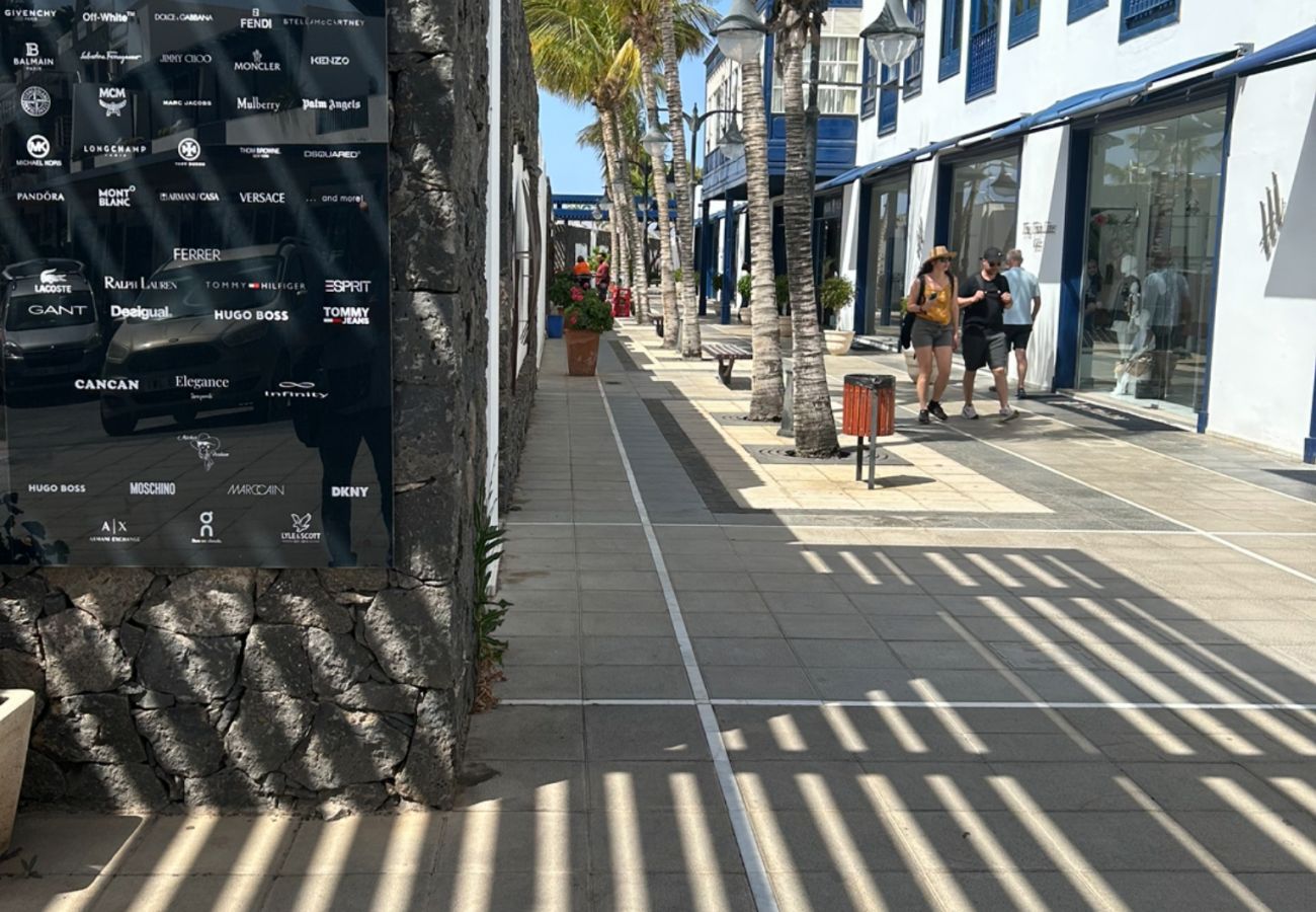 Huis in Puerto Calero - Casa Bleu : 2 plantas ,2 dormitorios ,cocina amueblada ,balcon ,terraza y patio con plancha-grill