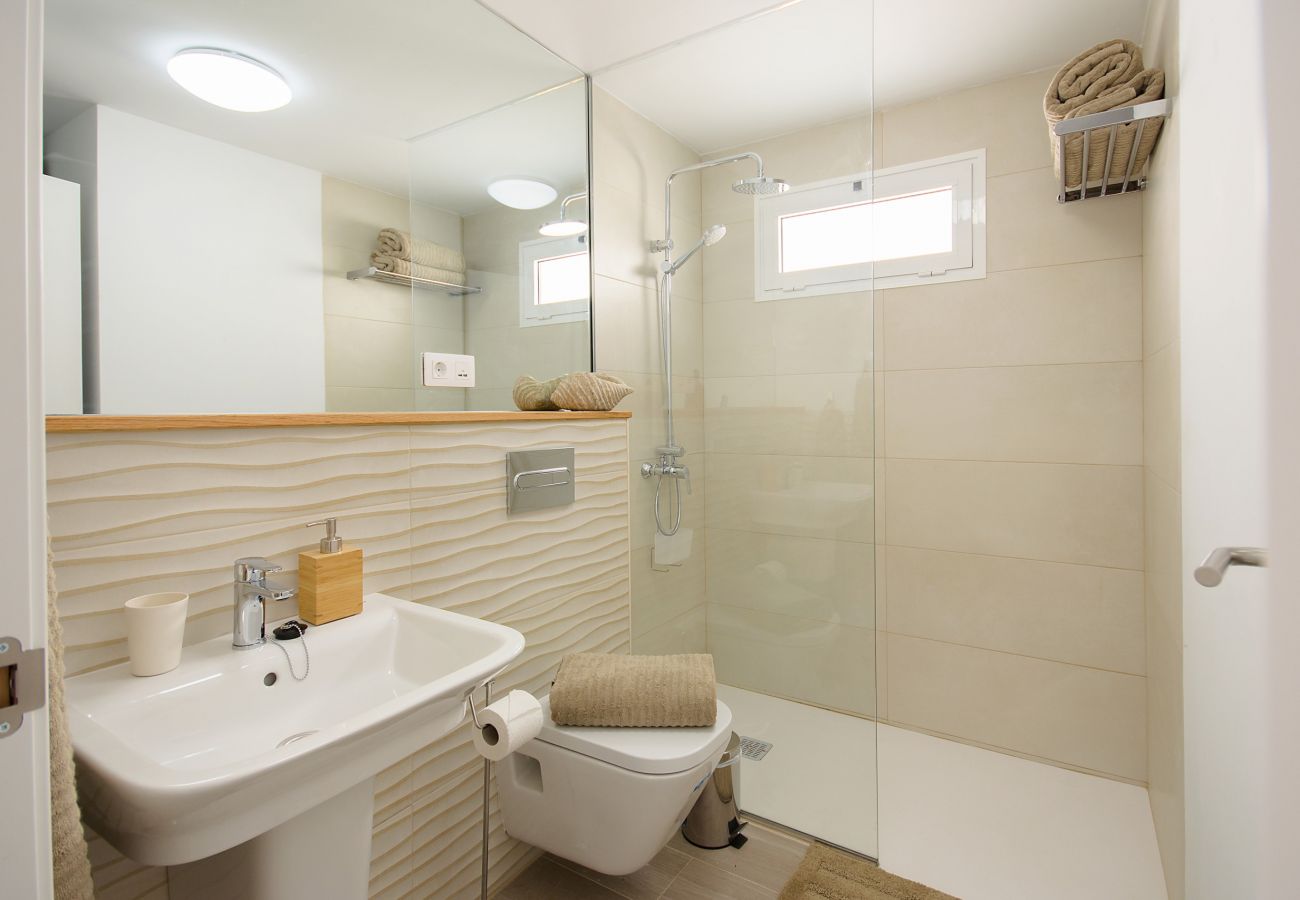 Huis in Puerto del Carmen - Purple Volcano - 200 m de la playa con piscina, sauna, gym del Centro Deportivo Fariones 