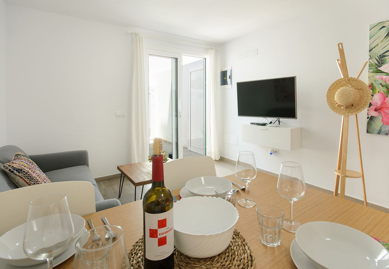 Huis in Puerto del Carmen - Purple Volcano - 200 m de la playa con piscina, sauna, gym del Centro Deportivo Fariones 
