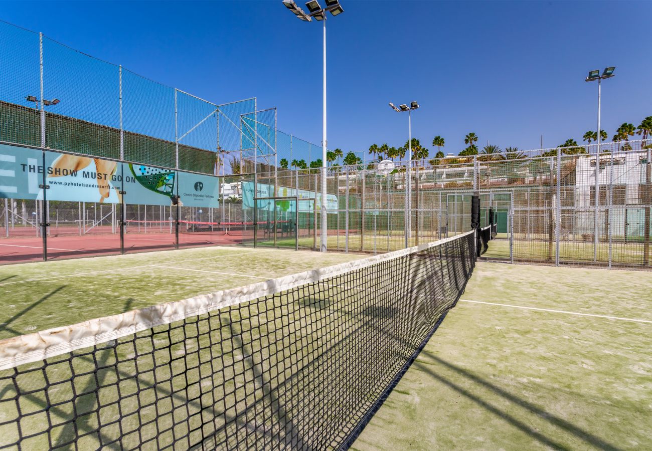 Huis in Puerto del Carmen - Purple Volcano - 200 m de la playa con piscina, sauna, gym del Centro Deportivo Fariones 