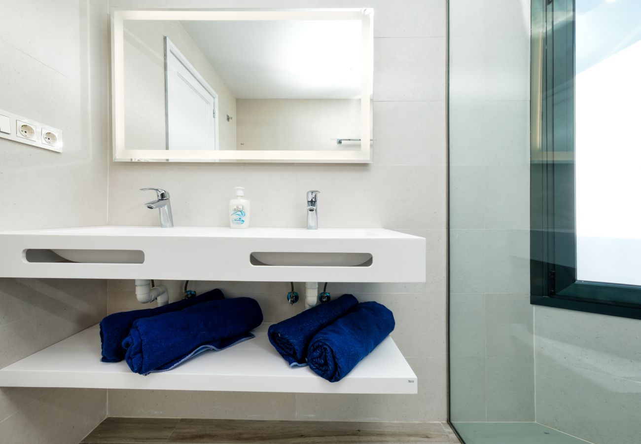 Dom w Puerto del Carmen - Casa Eva - a 300 m de la playa, piscina privada, wifi con fibra
