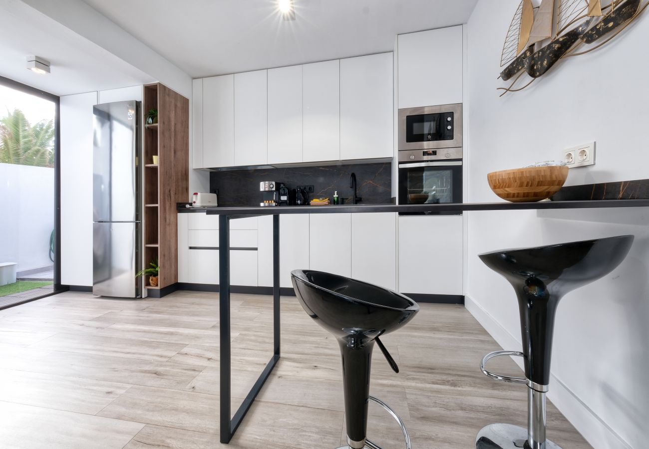 Dom w Puerto del Carmen - Casa Eva - a 300 m de la playa, piscina privada, wifi con fibra